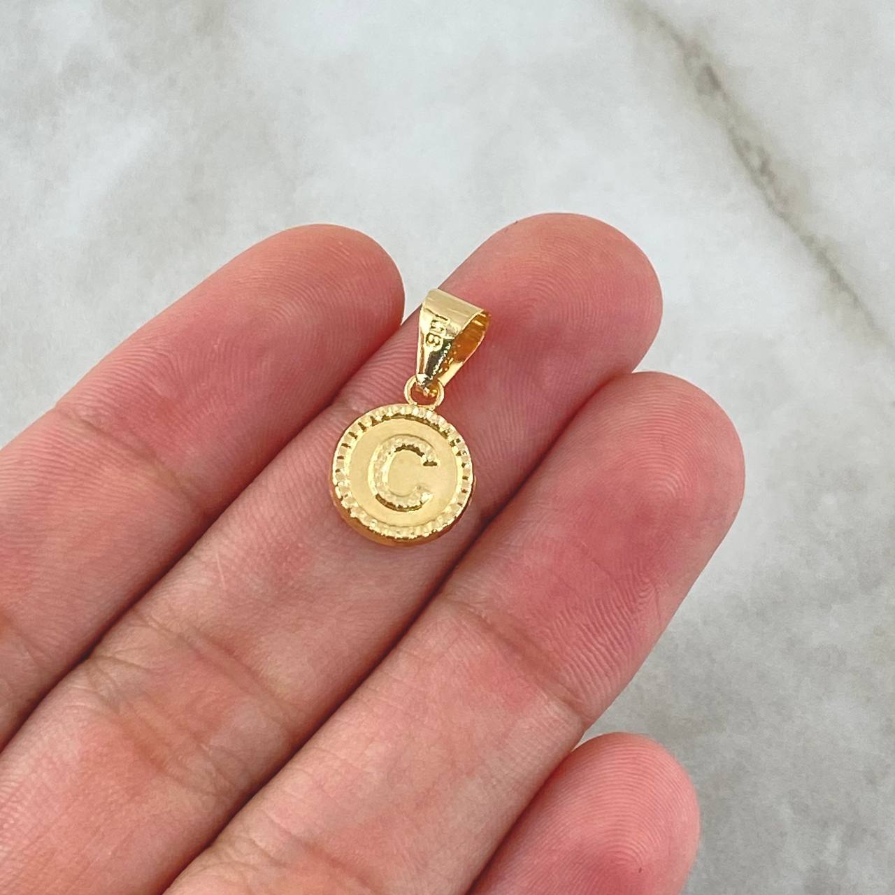 Dije Letra C Lisa 0.6gr / 1.9cm / Circulo Bordeado Oro Amarillo 18K