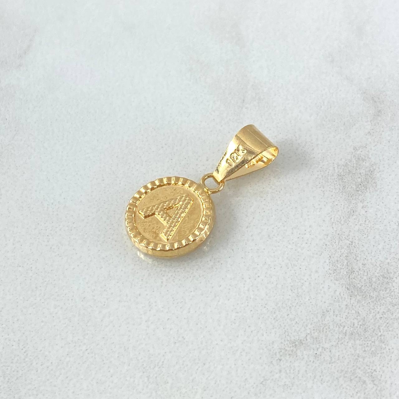 Dije Letra A Lisa 0.65gr / 1.9cm / Circulo Bordeado Oro Amarillo 18K