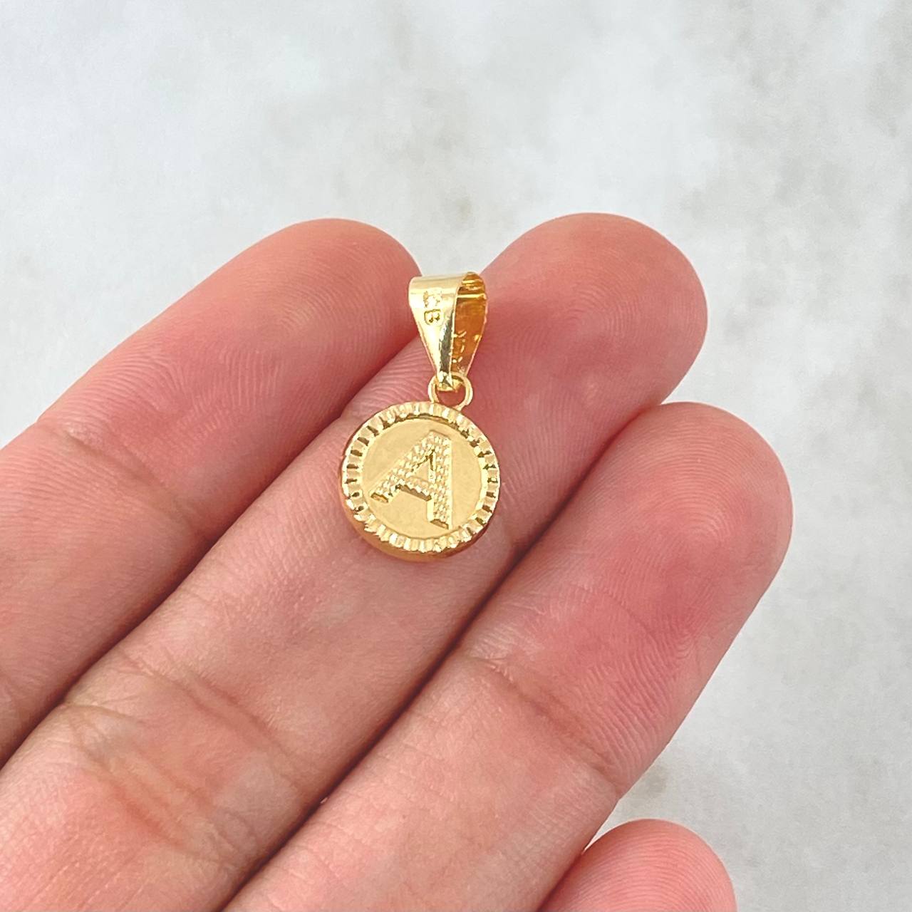 Dije Letra A Lisa 0.65gr / 1.9cm / Circulo Bordeado Oro Amarillo 18K