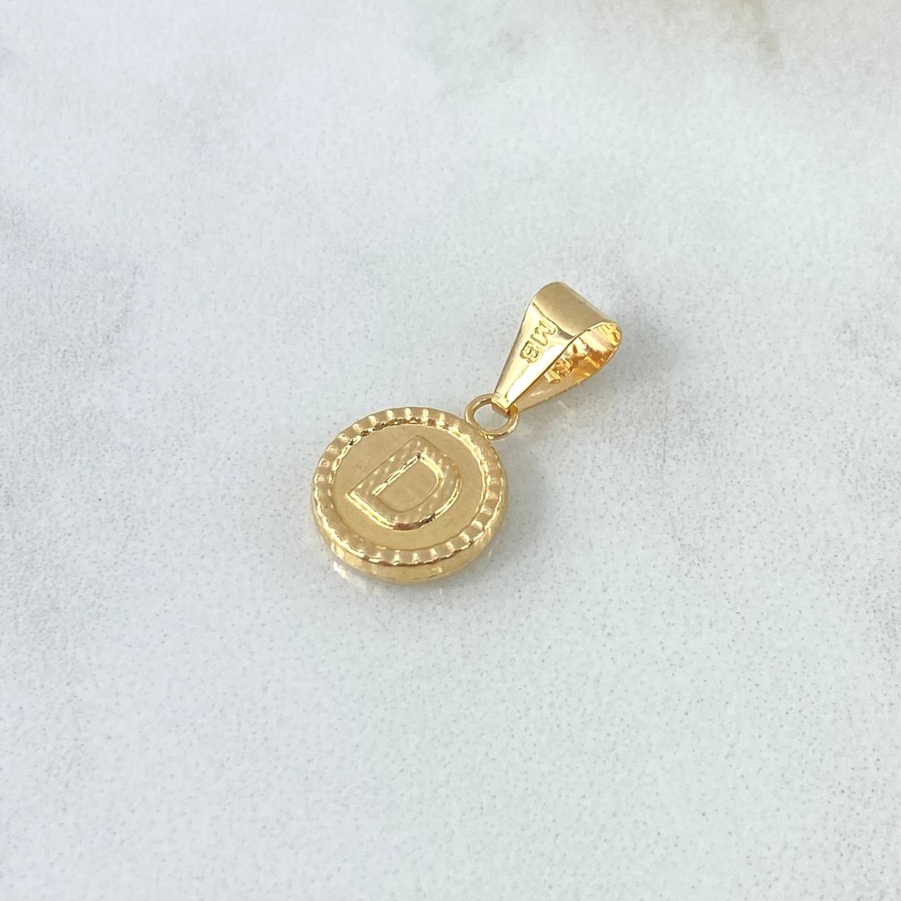 Dije Letra D Lisa 0.6gr / 1.9cm / Circulo Bordeado Oro Amarillo 18K