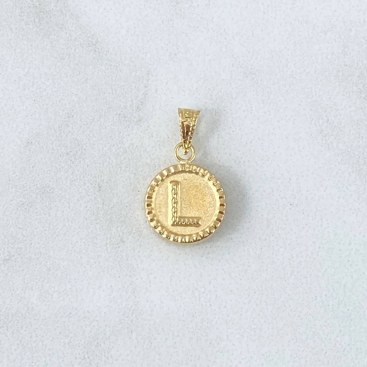 Dije Letra L Mate 0.6gr / 1.7cm / Circulo Bordeado Oro Amarillo 18K