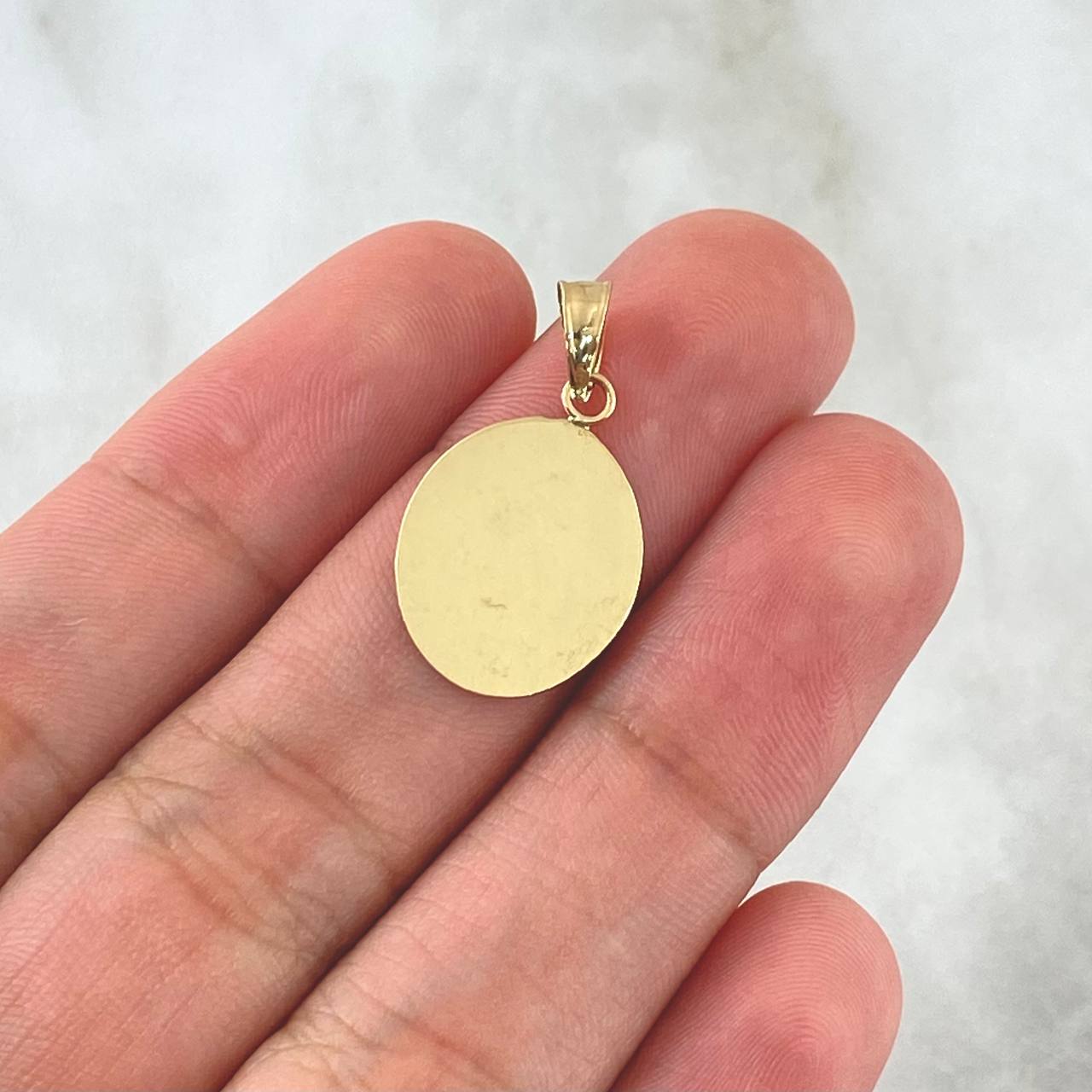 Dije Placa Ovalada Lisa 0.95gr / 1.7cm - 2.5cm / Cargador Tallado Oro Amarillo 18K *