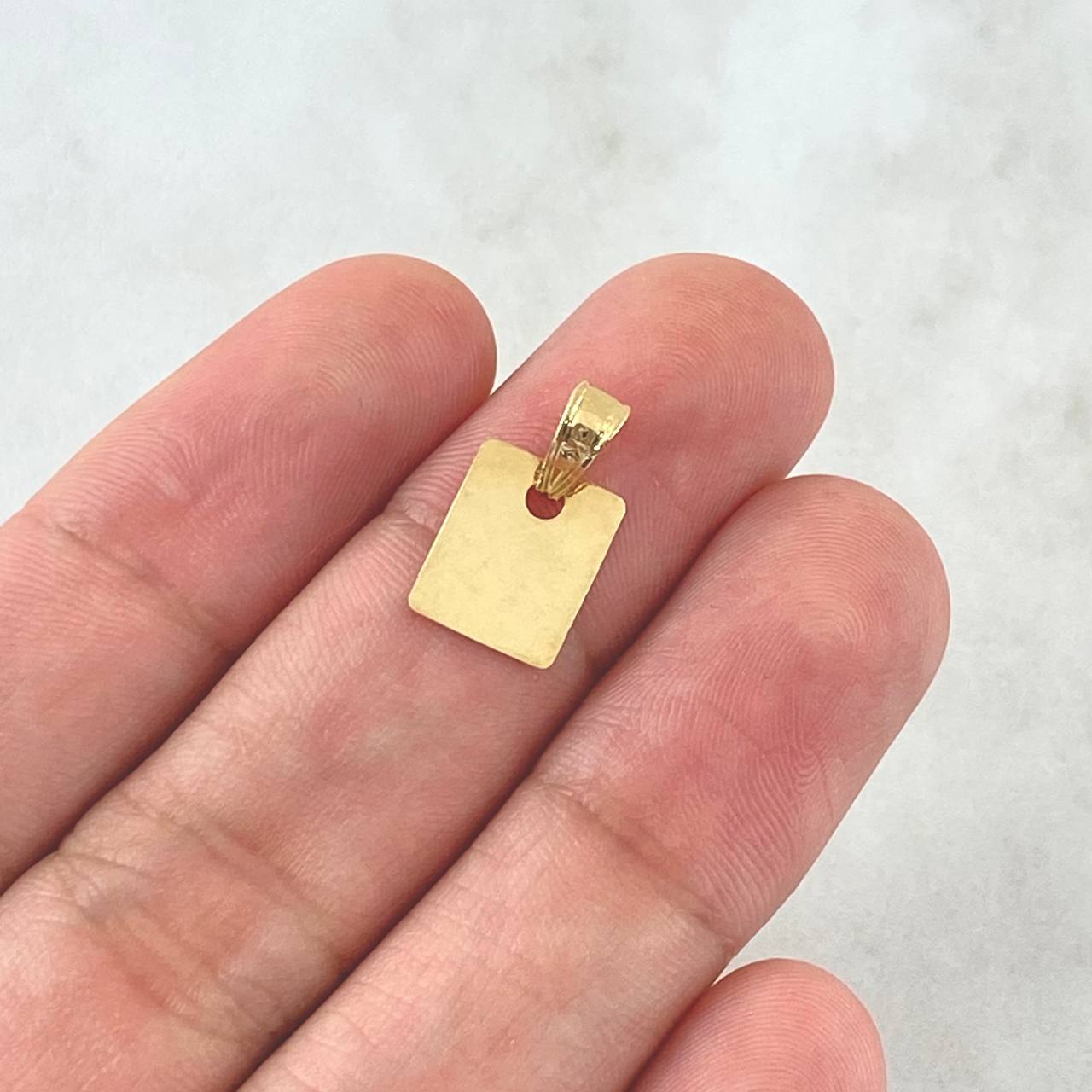 Dije Placa Rectangular Lisa 0.55gr / 1cm - 1.6cm / Cargador Interno Tallado Oro Amarillo 18K *