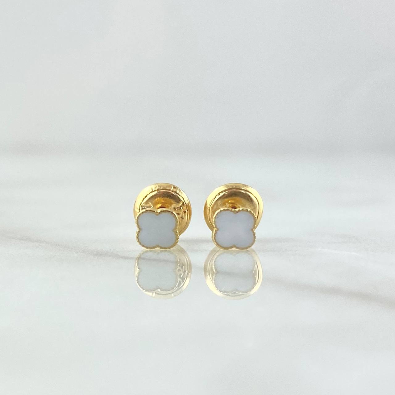 Topos Trebol 0.55gr / 4mm Borde Punteado Resina Blanca Oro Amarillo 18K *