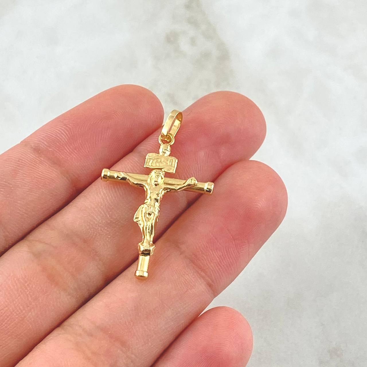 Dije Cristo Cruz 1.25gr / 3.2cm / Baston Liso Oro Amarillo 18K ©