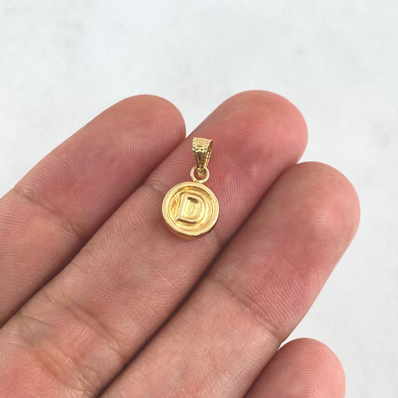 Dije Letra D Redonda 0.4gr / 1.5cm / Cargador Bordeado-Troquelada-Borde Liso Oro Amarillo 18K