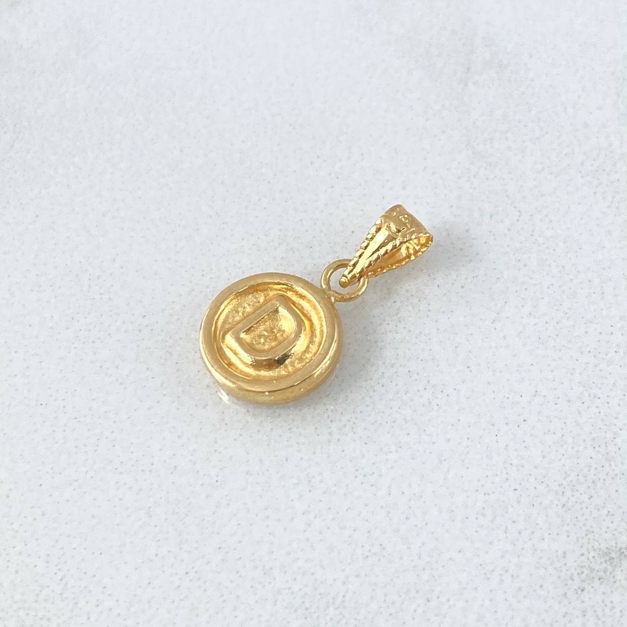 Dije Letra D Redonda 0.4gr / 1.5cm / Cargador Bordeado-Troquelada-Borde Liso Oro Amarillo 18K