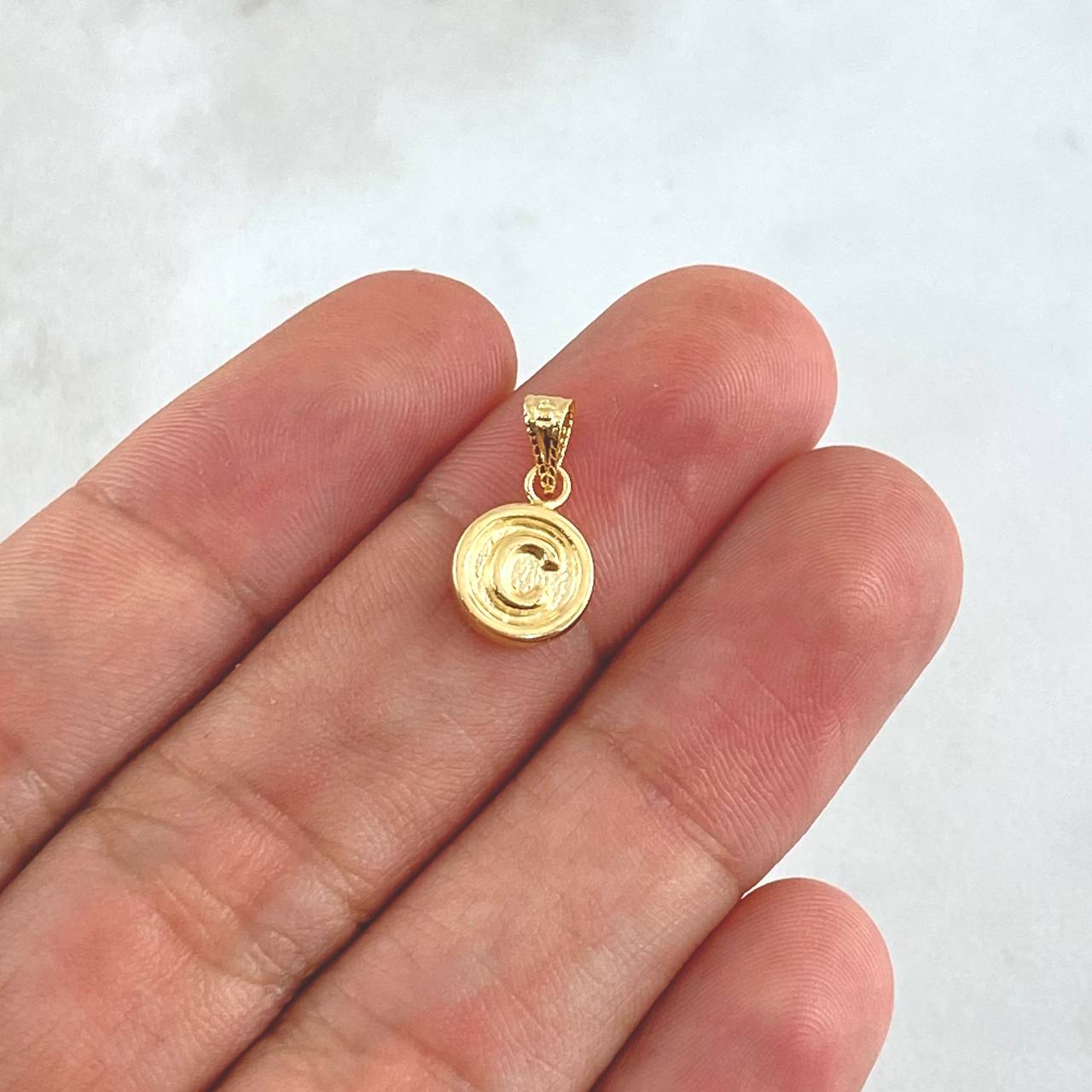 Dije Letra C Redonda 0.4gr / 1.5cm / Cargador Bordeado-Troquelada-Borde Liso Oro Amarillo 18K