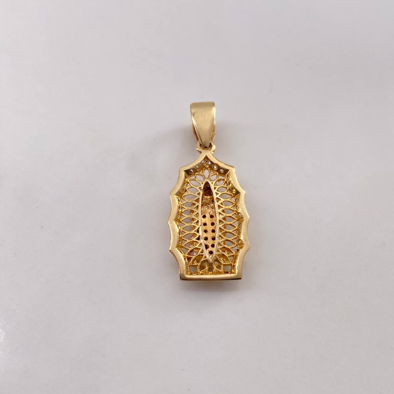 Dije Virgen Guadalupe 3.55gr / 3.2cm / Circones Blancos Azules Fucsias Oro Amarillo 18K $