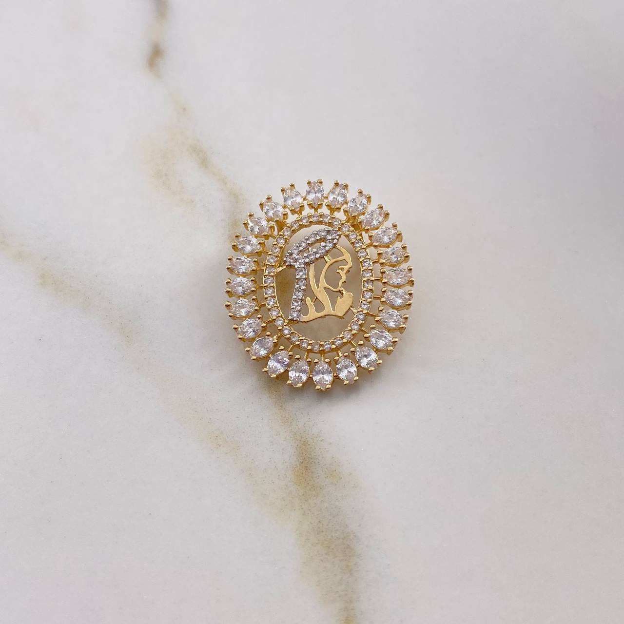 Dije Virgen Maria 2.9gr / 2.5cm / Circones Blancos Oro Amarillo 18K $