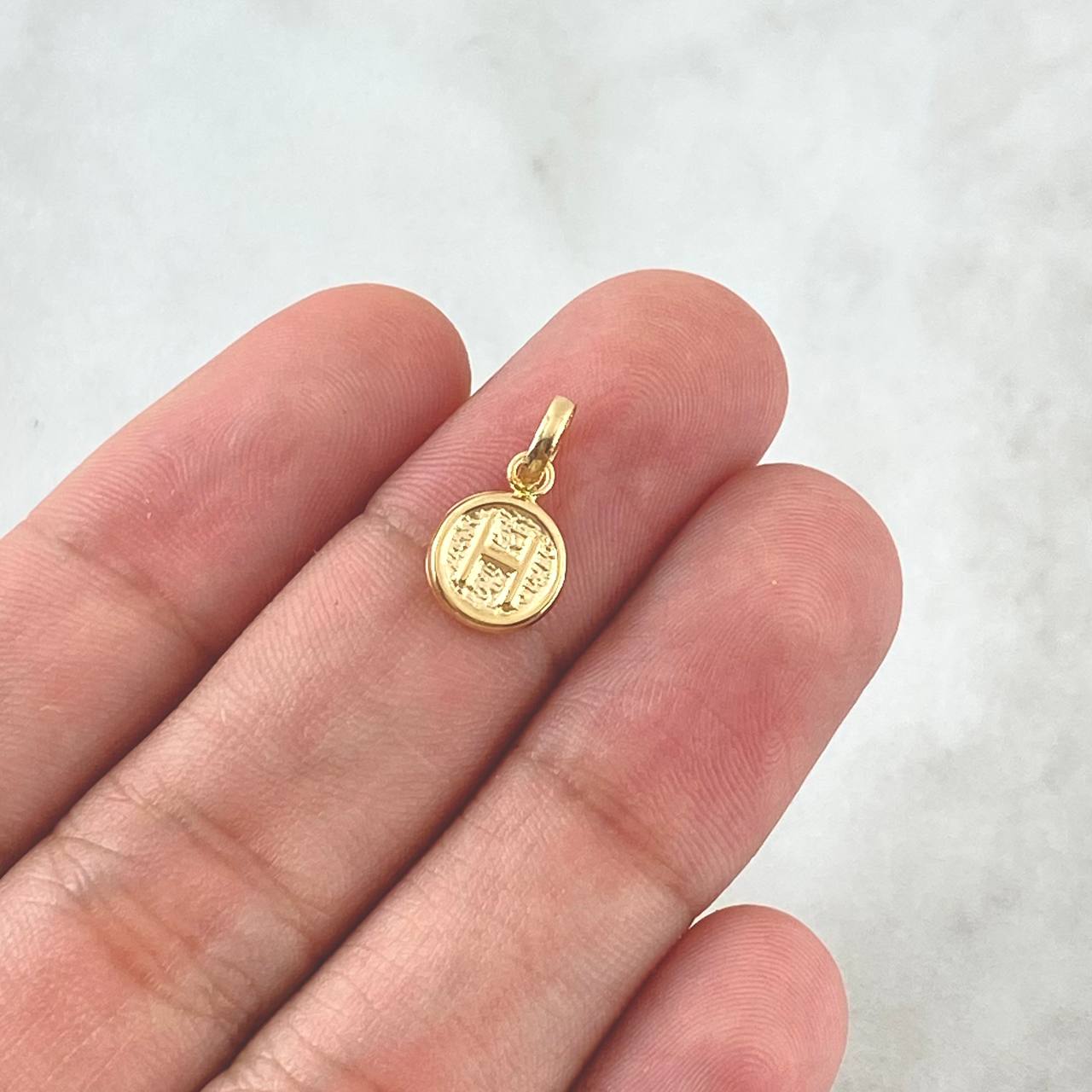 Dije Letra H 0.35gr / 1.5cm / Circulo Texturizado - Cargador Liso Oro Amarillo 18K