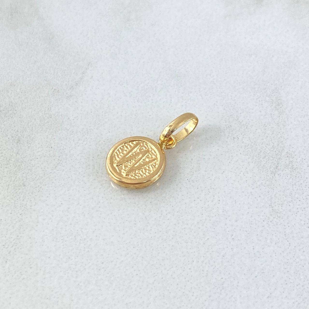 Dije Letra W 0.35gr / 1.5cm / Circulo Texturizado - Cargador Liso Oro Amarillo 18K