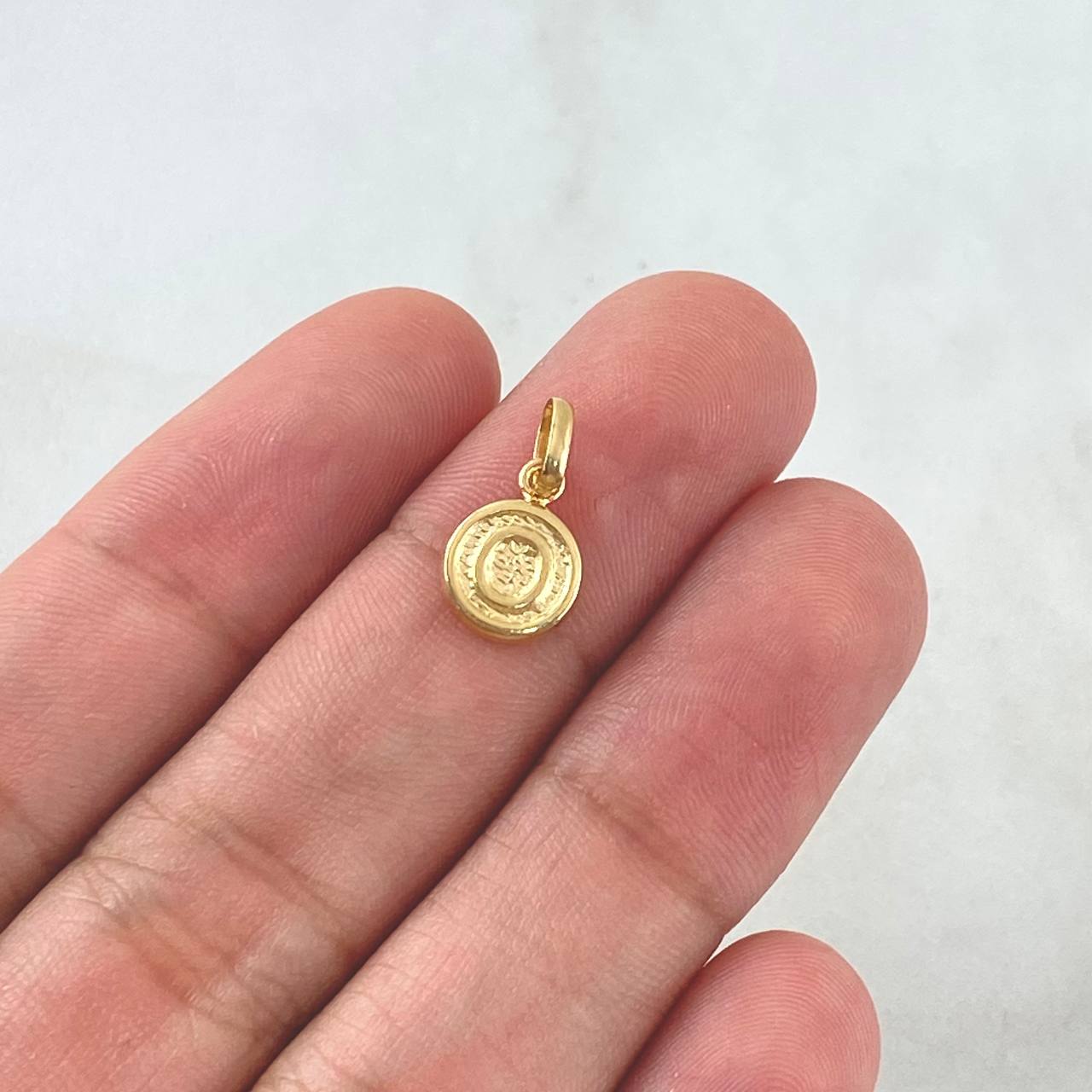 Dije Letra O 0.4gr / 1.5cm / Circulo Texturizado - Cargador Liso Oro Amarillo 18K