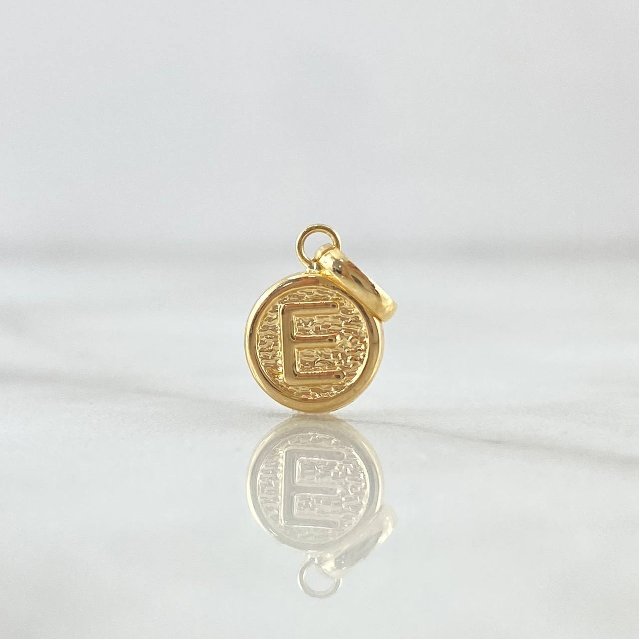 Dije Letra E 0.35gr / 1.5cm / Circulo Texturizado - Cargador Liso Oro Amarillo 18K