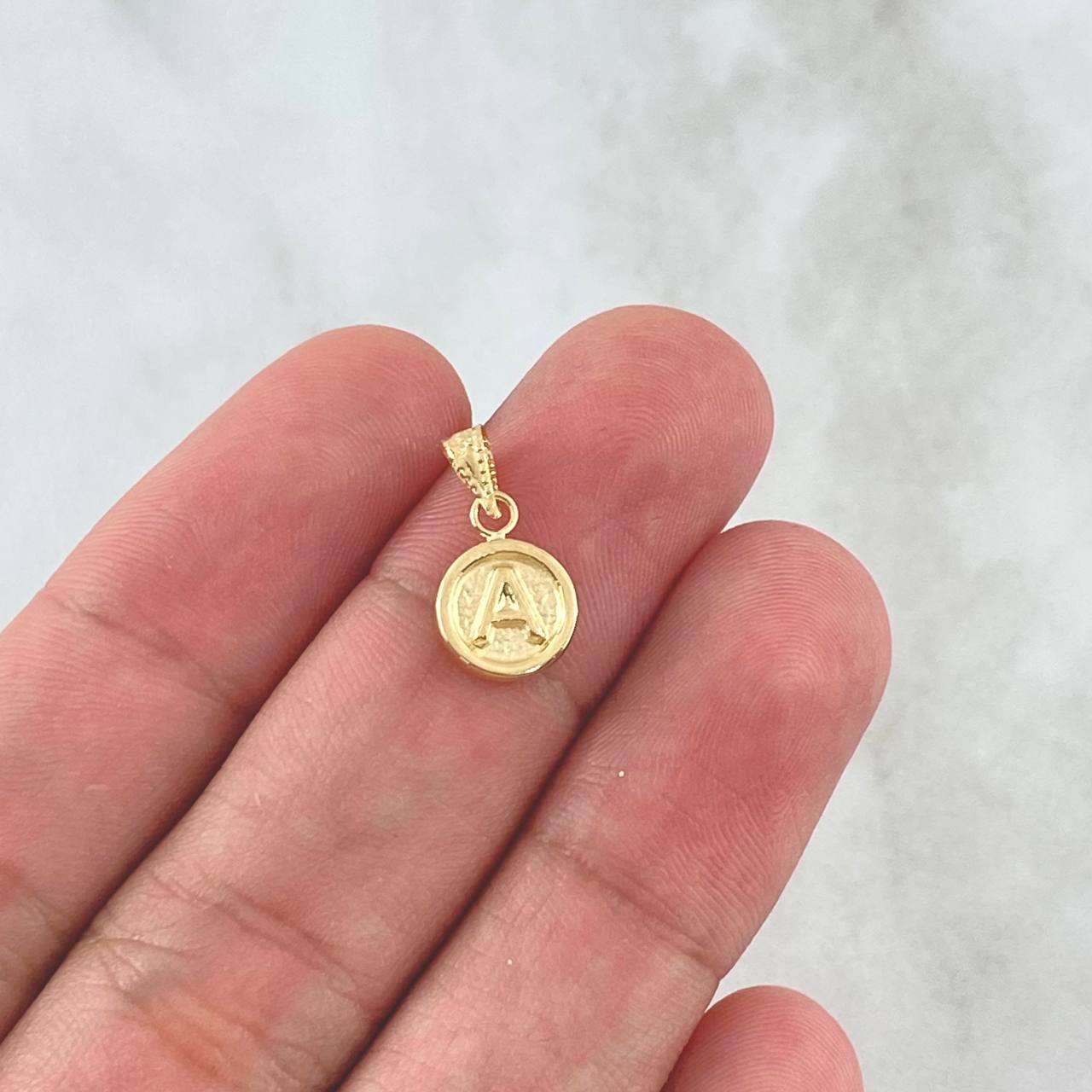 Dije Letra A 0.4gr / 1.5cm / Circulo Texturizado - Cargador Punteado Oro Amarillo 18K