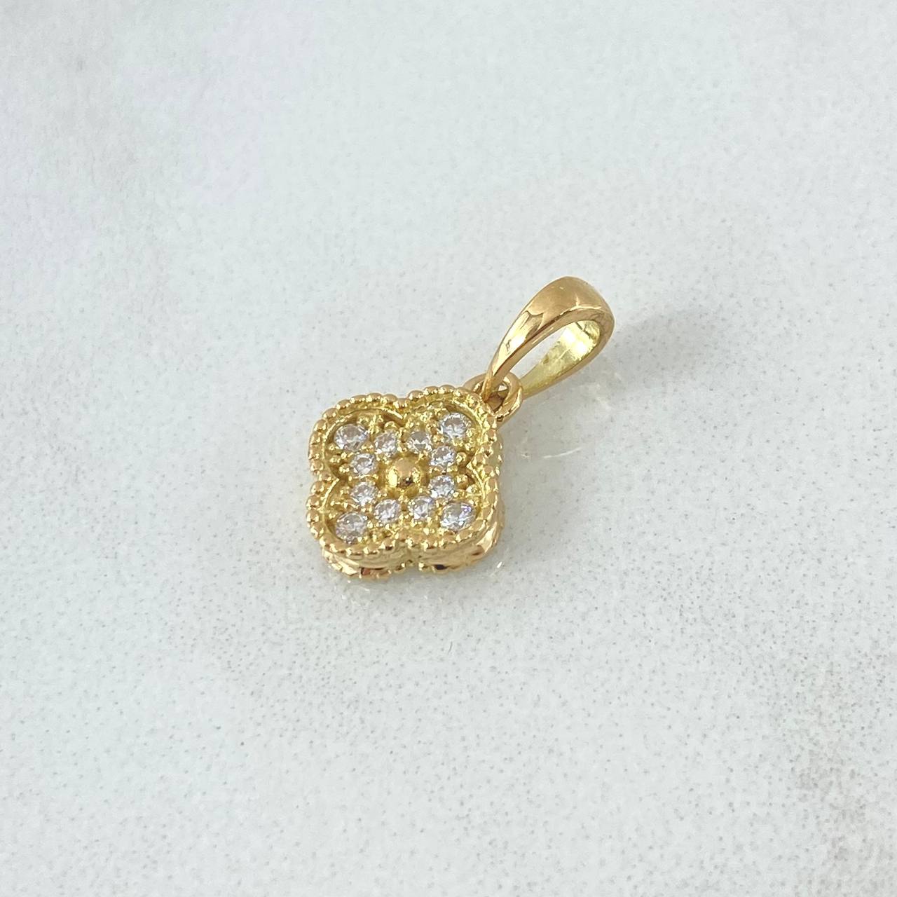 Dije Trébol 1.4gr / 1.5cm / 10mm Circones Blancos Oro Amarillo 18K ©