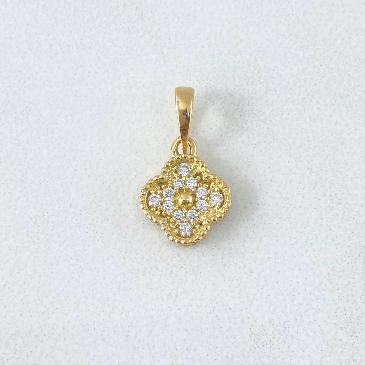 Dije Trébol 1.4gr / 1.5cm / 10mm Circones Blancos Oro Amarillo Nac.Esp. 18K