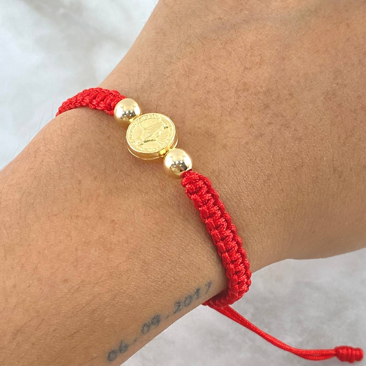 Pulsera Roja Herraje de Virgen Milagrosa 0.8gr / 6mm Bolas Lisas Oro Amarillo 18K