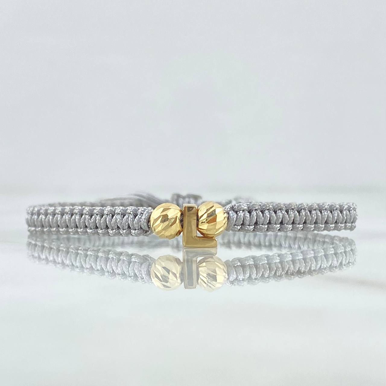 Pulsera Gris Herraje Letra L 0.7gr / 5mm Bolas Diamantadas Oro Amarillo 18K