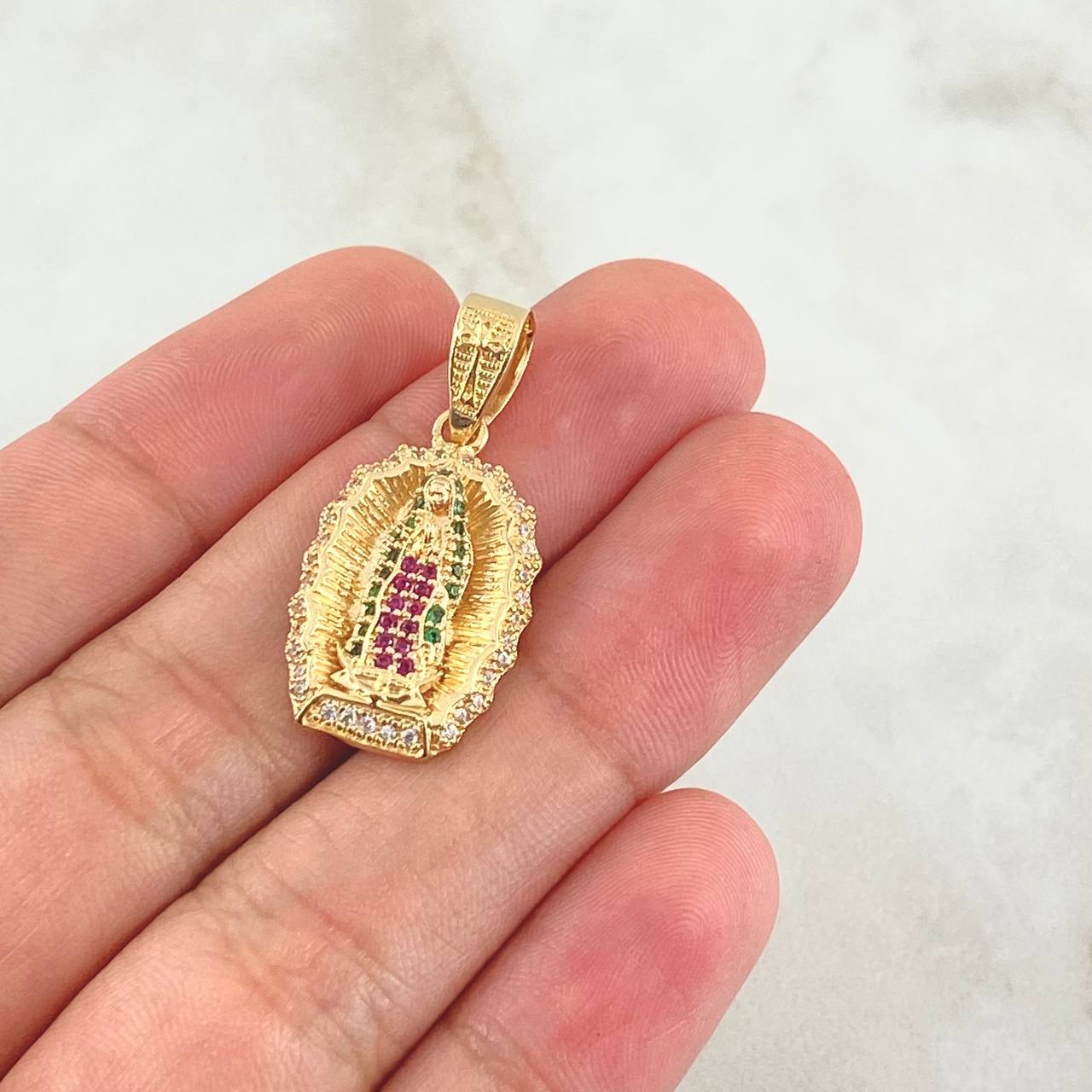 Dije Virgen Guadalupe 4.4gr / 3cm / Circones Blancos Verdes Fucsia Oro Amarillo 18K *