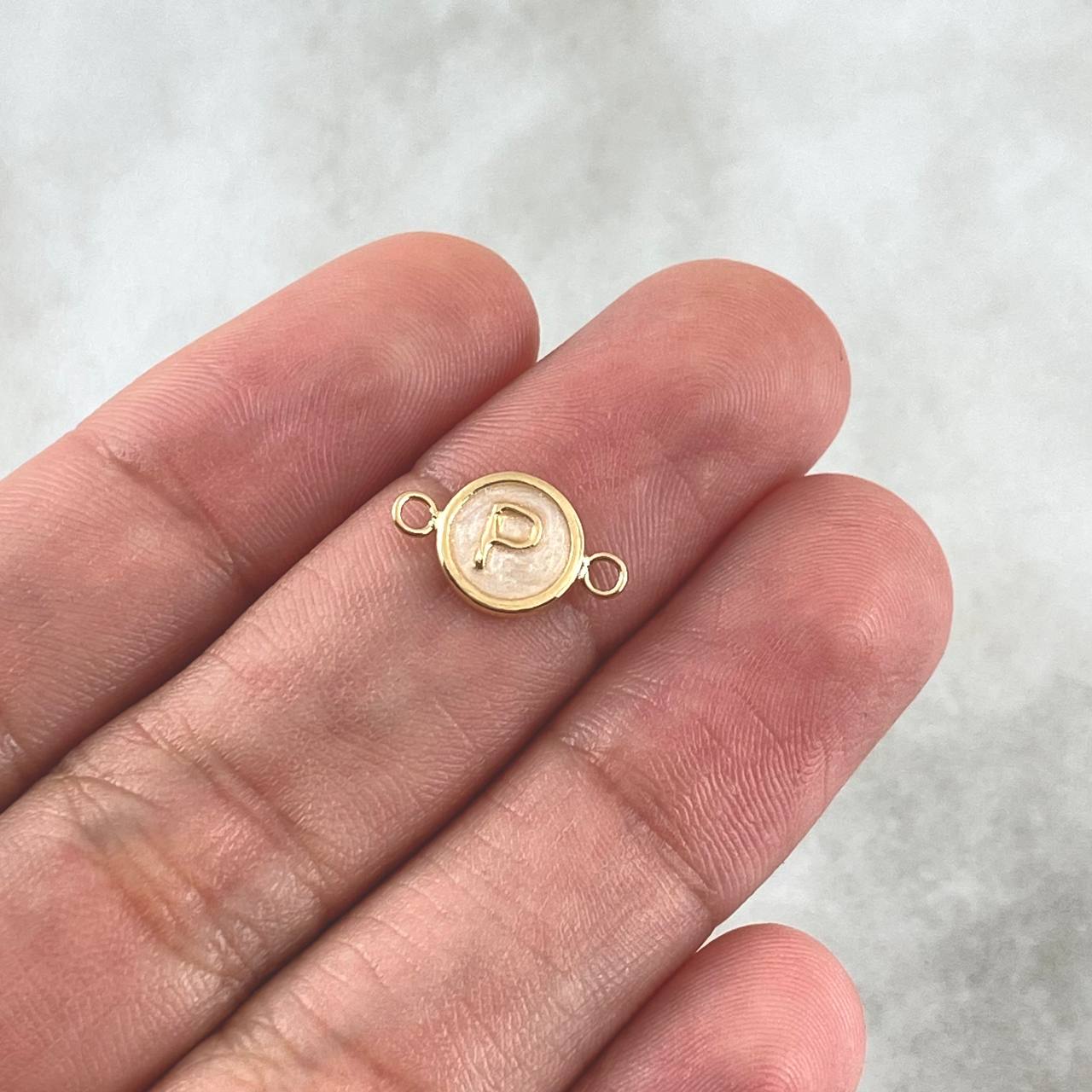 Herraje Letra P 0.45gr / 1.3cm / Circulo - Resina Rosa Oro Amarillo 18K