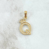 Dije Letra Q Corona 1.4gr / 2.5cm / Circones Blancos Oro Amarillo 18K *