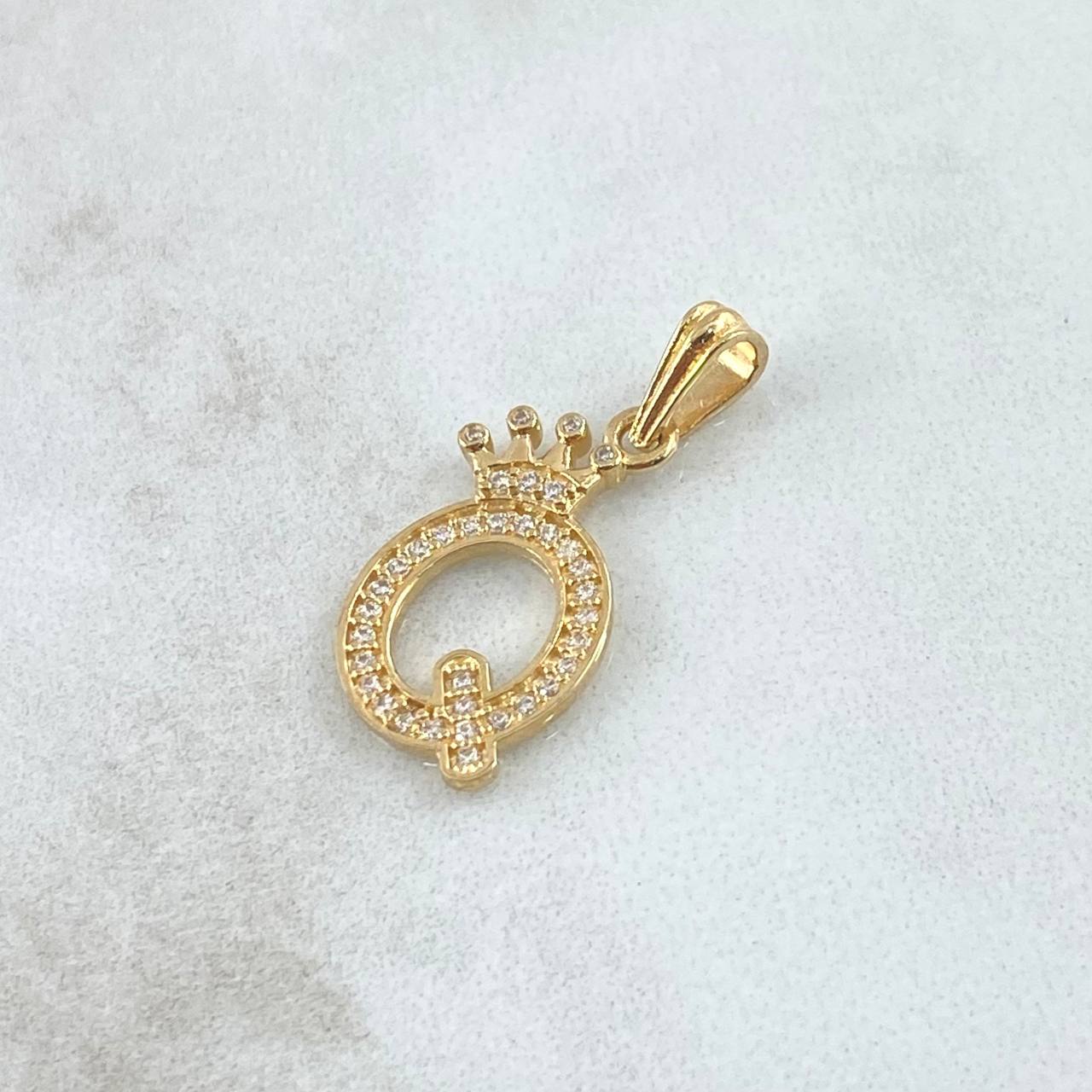 Dije Letra Q Corona 1.3gr / 2.5cm / Circones Blancos Oro Amarillo 18K