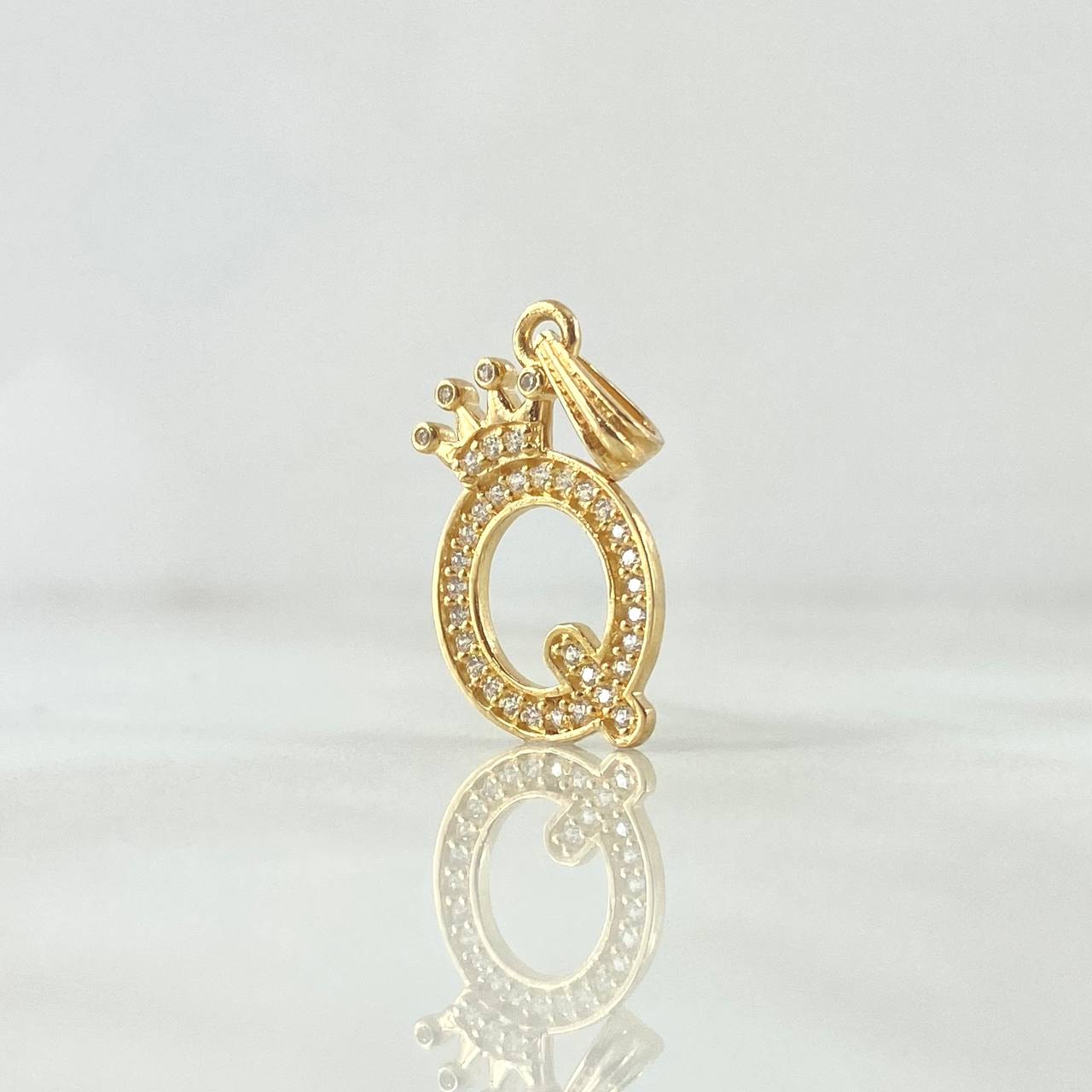 Dije Letra Q Corona 1.3gr / 2.5cm / Circones Blancos Oro Amarillo 18K