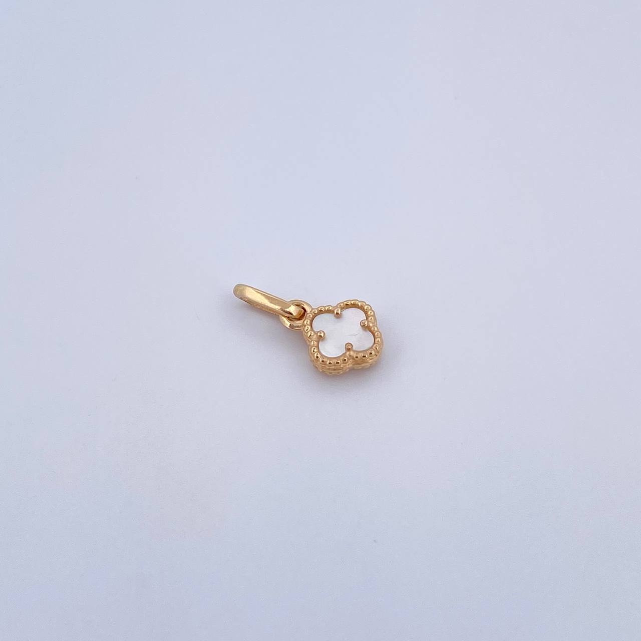 Dije Trebol VCyA 0.8gr / 1.5cm / Nacar Blanco Oro Amarillo 18K &