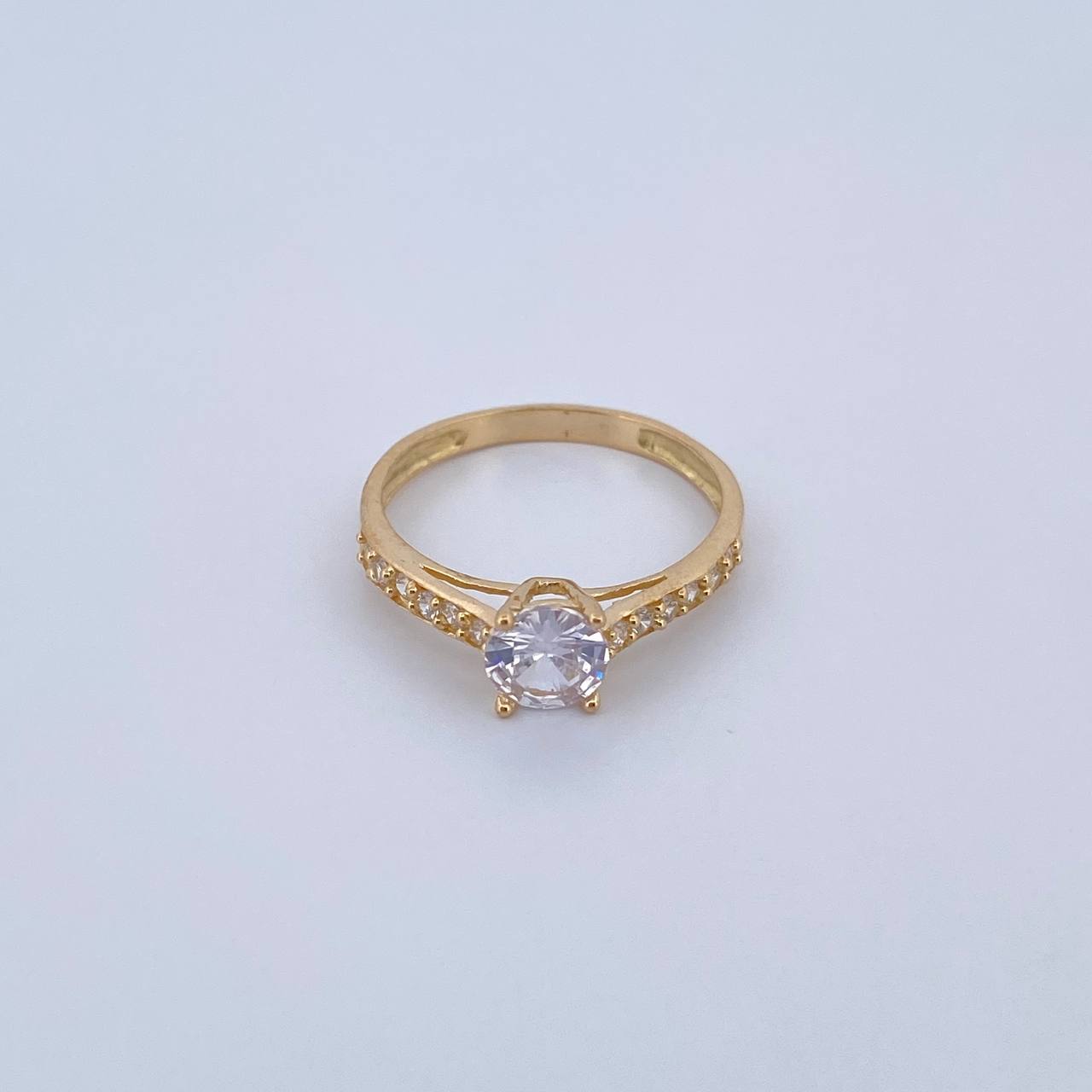 Anillo Solitario Churumbela 2.15gr / T7 1/2 / Circones Blancos Oro Amarillo 18K &