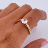 Anillo Solitario Churumbela 2.15gr / T7 1/2 / Circones Blancos Oro Amarillo 18K &