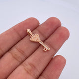 Dije Llave 1.25gr / 2.4cm / Circones Blancos Oro Rosa 18K &