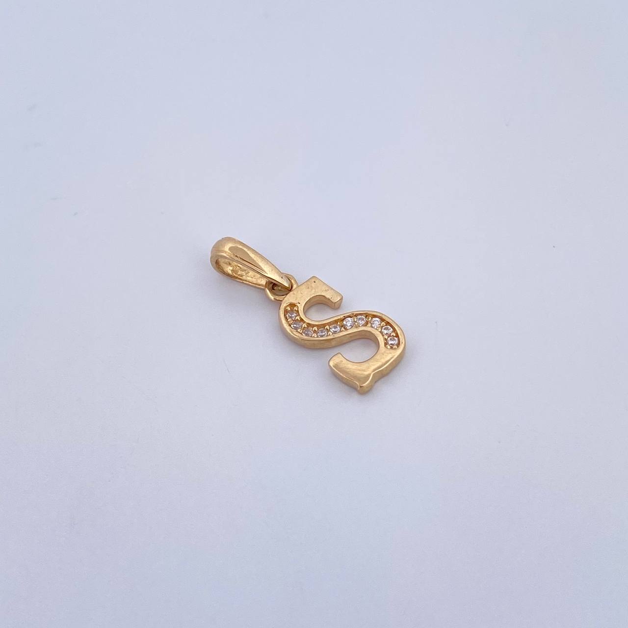 Dije Letra S 1gr / 2cm / Circones Blancos Oro Amarillo 18K &