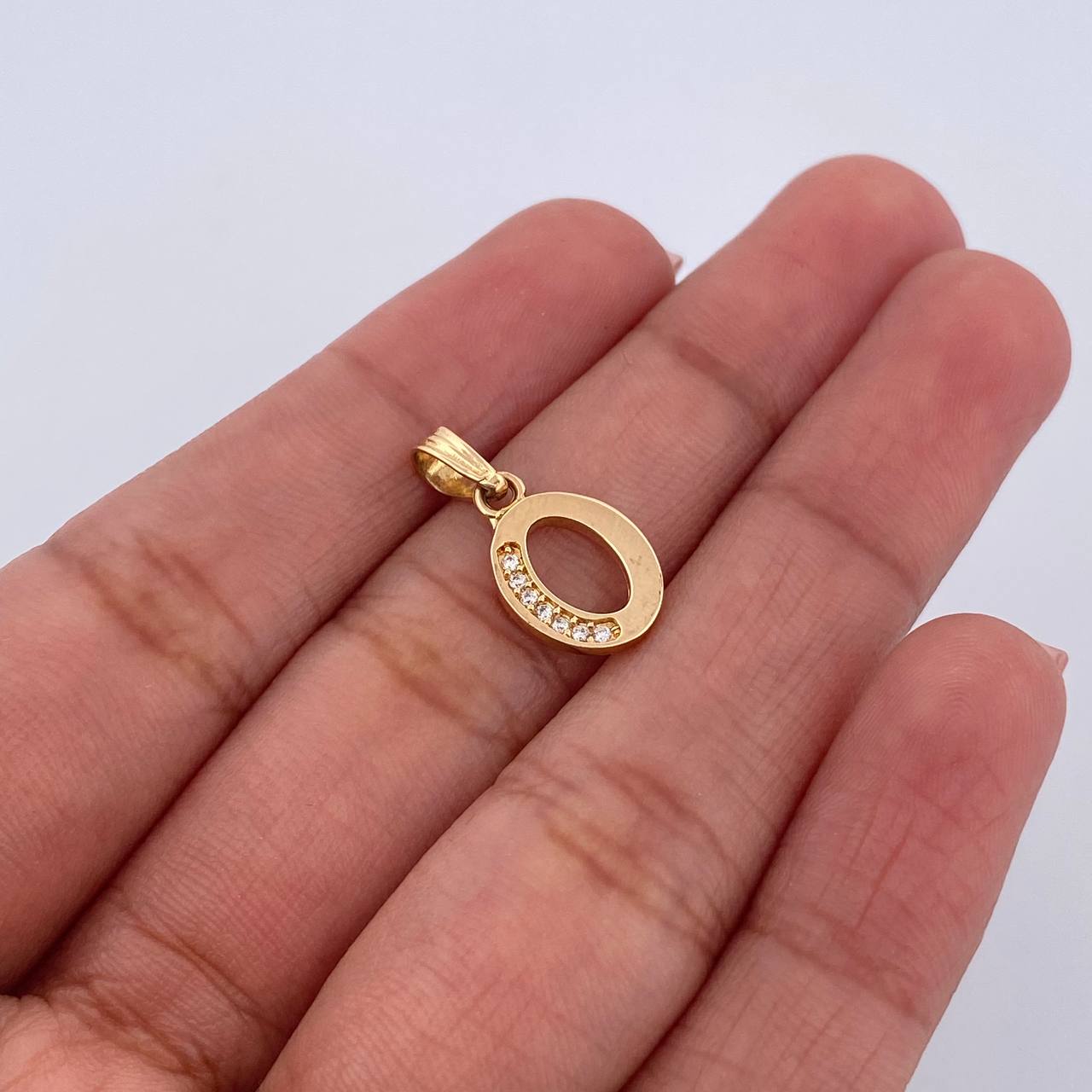 Dije Letra O 0.85gr / 1.8cm / Circones Blancos Oro Amarillo 18K &