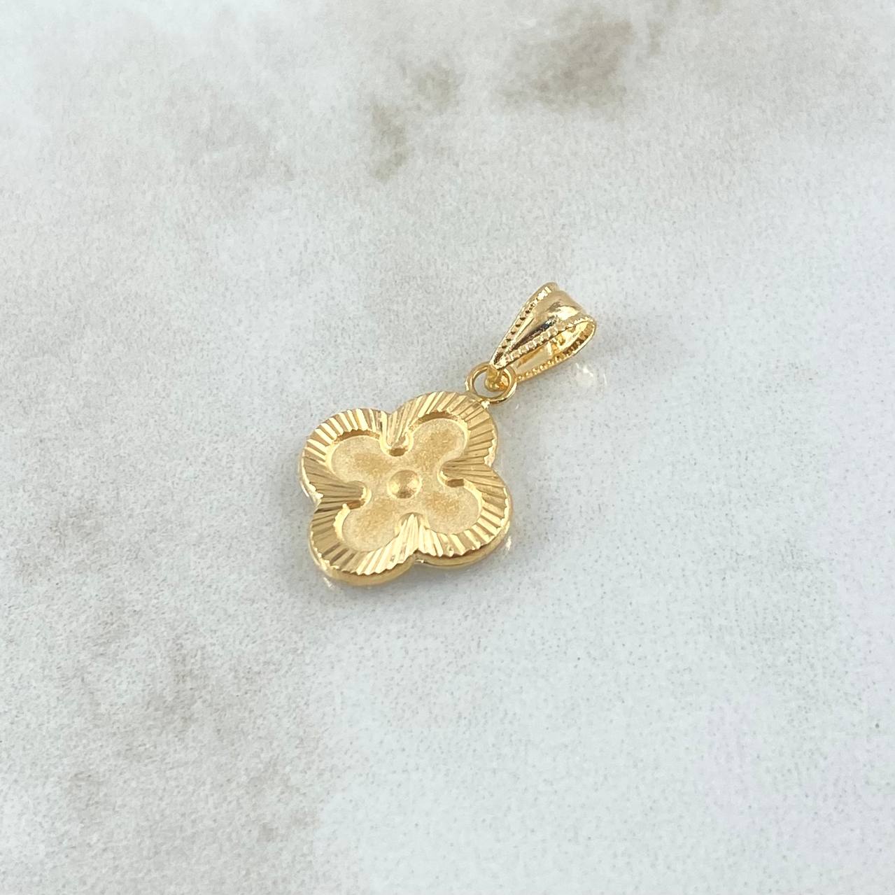 Dije Trebol VCyA 0.9gr / 2.1cm / Mate Borde Rayado Oro Amarillo 18K *