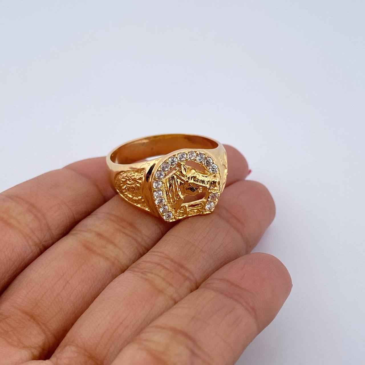 Anillo Caballo Herradura 9.75gr / T12 1/2 / Circones Blancos Oro Amarillo 18K $