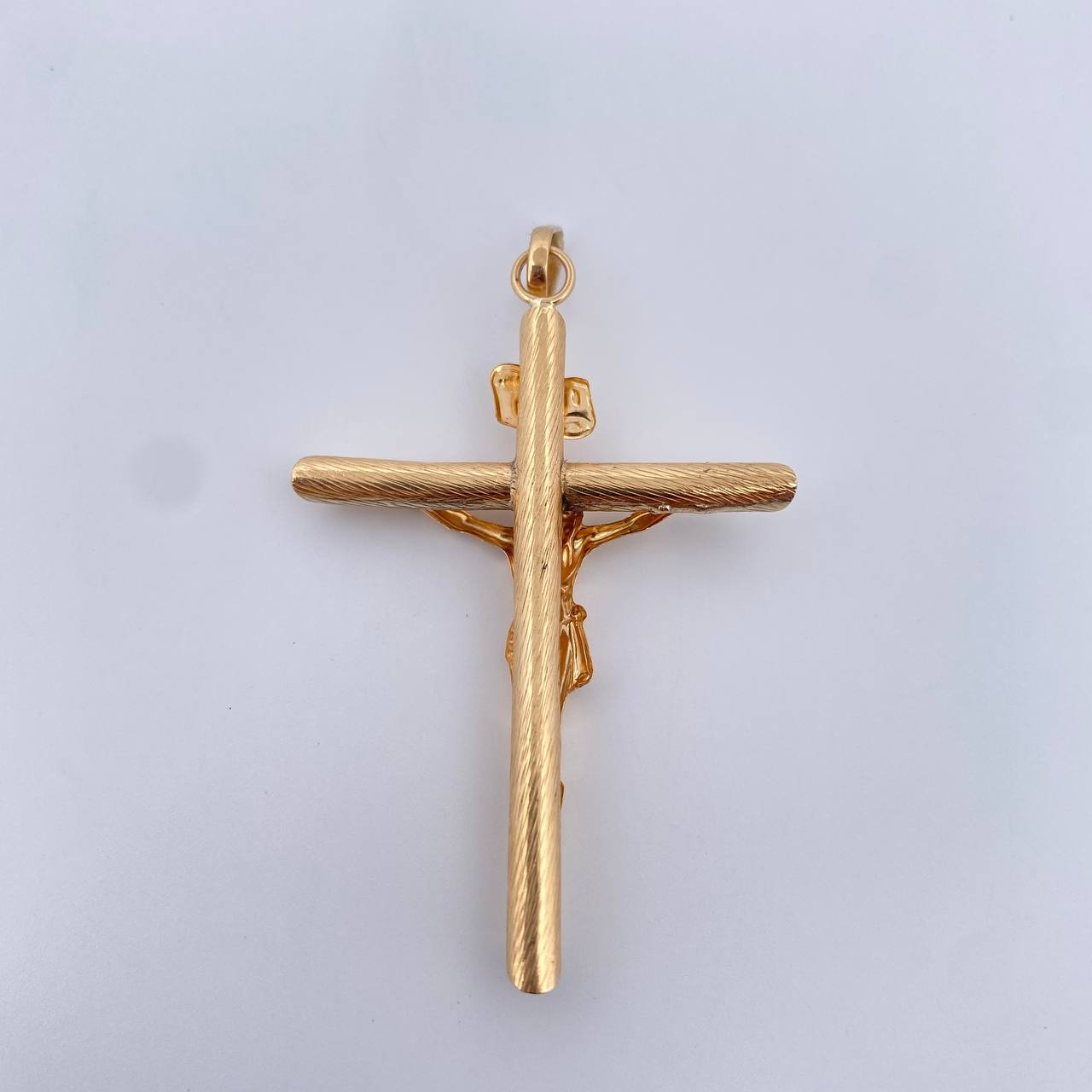 Dije Cruz Cristo  2.45gr / 5.5cm / Troquelado Oro Amarillo 18K $