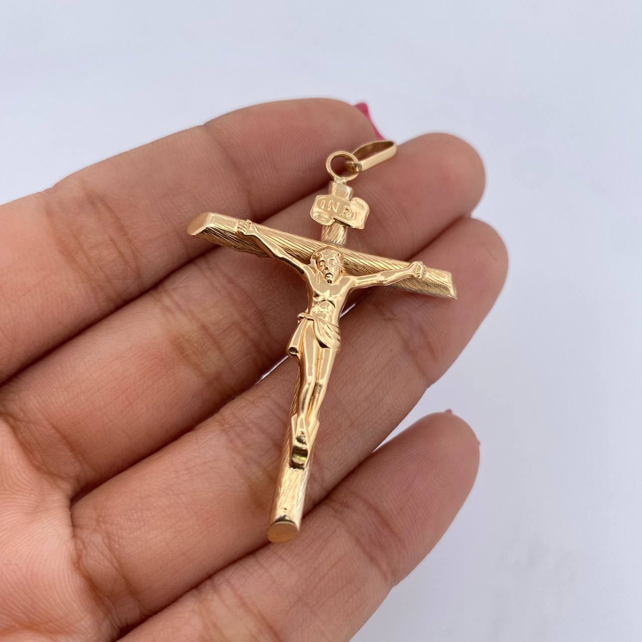 Dije Cruz Cristo  2.45gr / 5.5cm / Troquelado Oro Amarillo 18K $