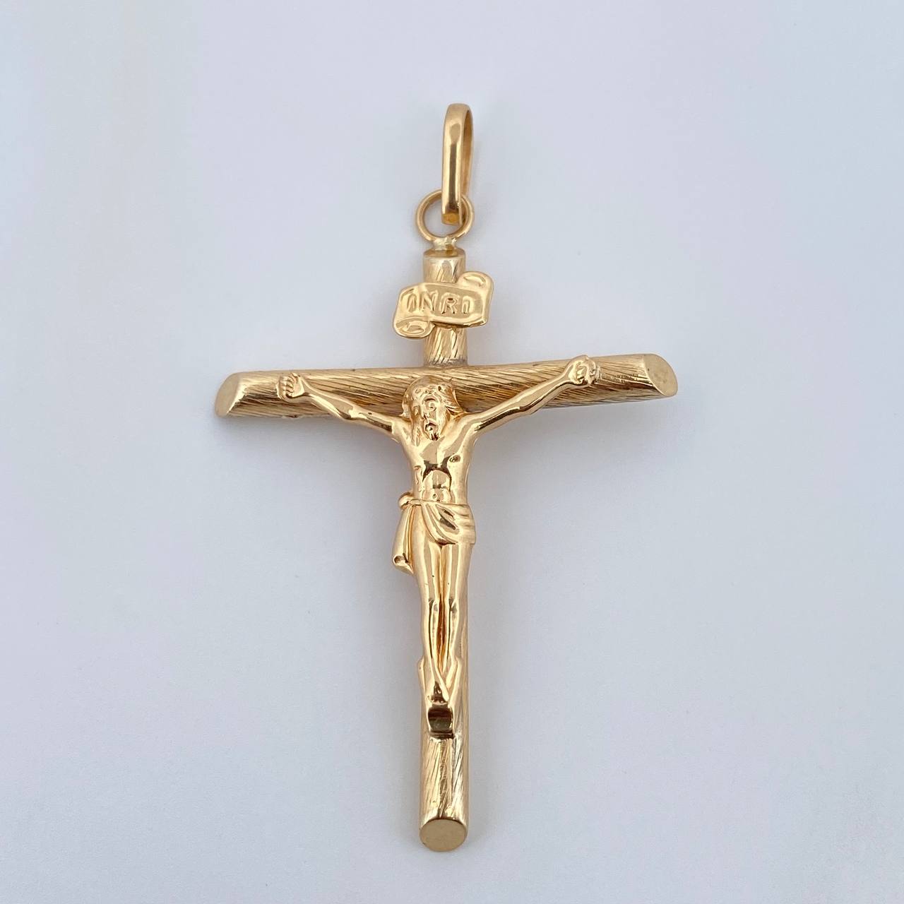 Dije Cruz Cristo  2.45gr / 5.5cm / Troquelado Oro Amarillo 18K $