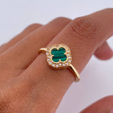 Anillo Trebol VCyA 2.7gr / T7 1/2 / Malaquita Verde Circones Blancos Oro Amarillo 18K &