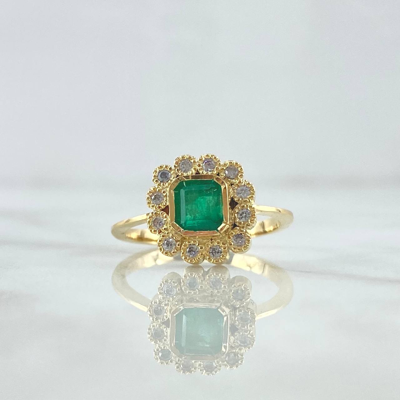 Anillo Solitario Cuadro Marco Barroco 4.3gr / T7 / Esmeralda 60pts Circones Blancos Oro Amarillo 18K (Joya)