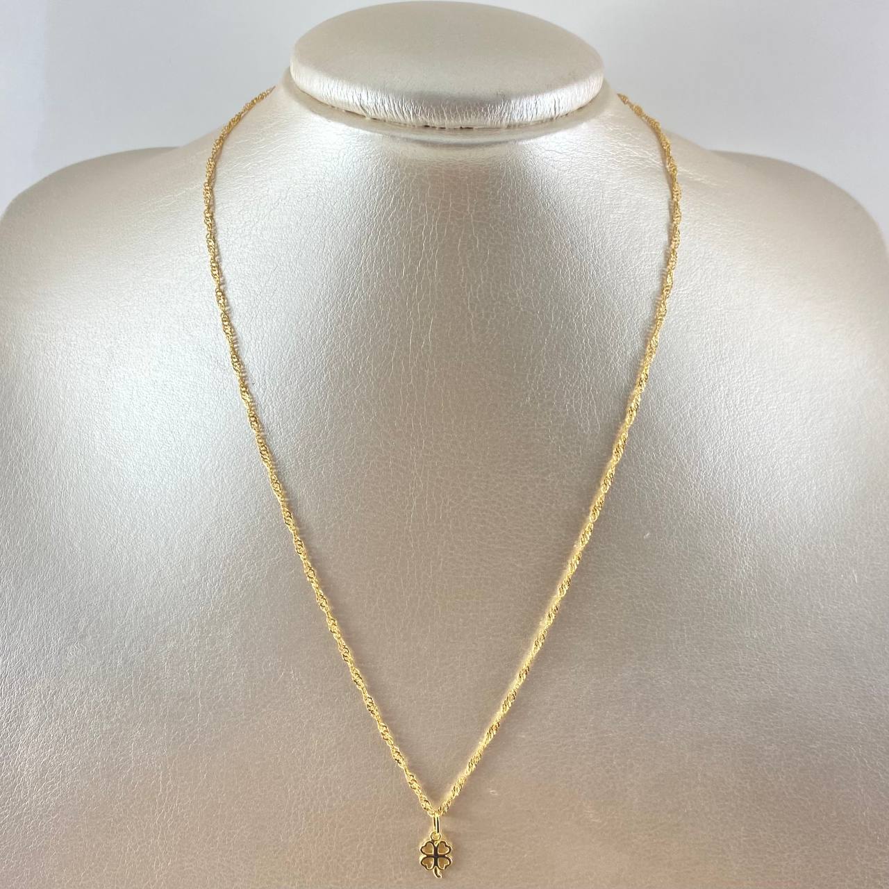 Set Cadena Singapur 1gr / 45cm / 1.7mm + Dije Trebol 0.4gr / 1.4cm Silueta Oro Amarillo 18K (Oferta)