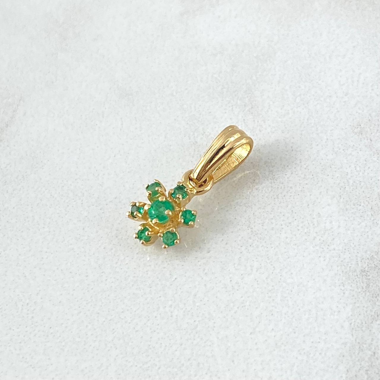 Dije Flor Estrella 0.95gr / 1.5cm / 15 pts Esmeraldas Oro Amarillo 18K (Joya)