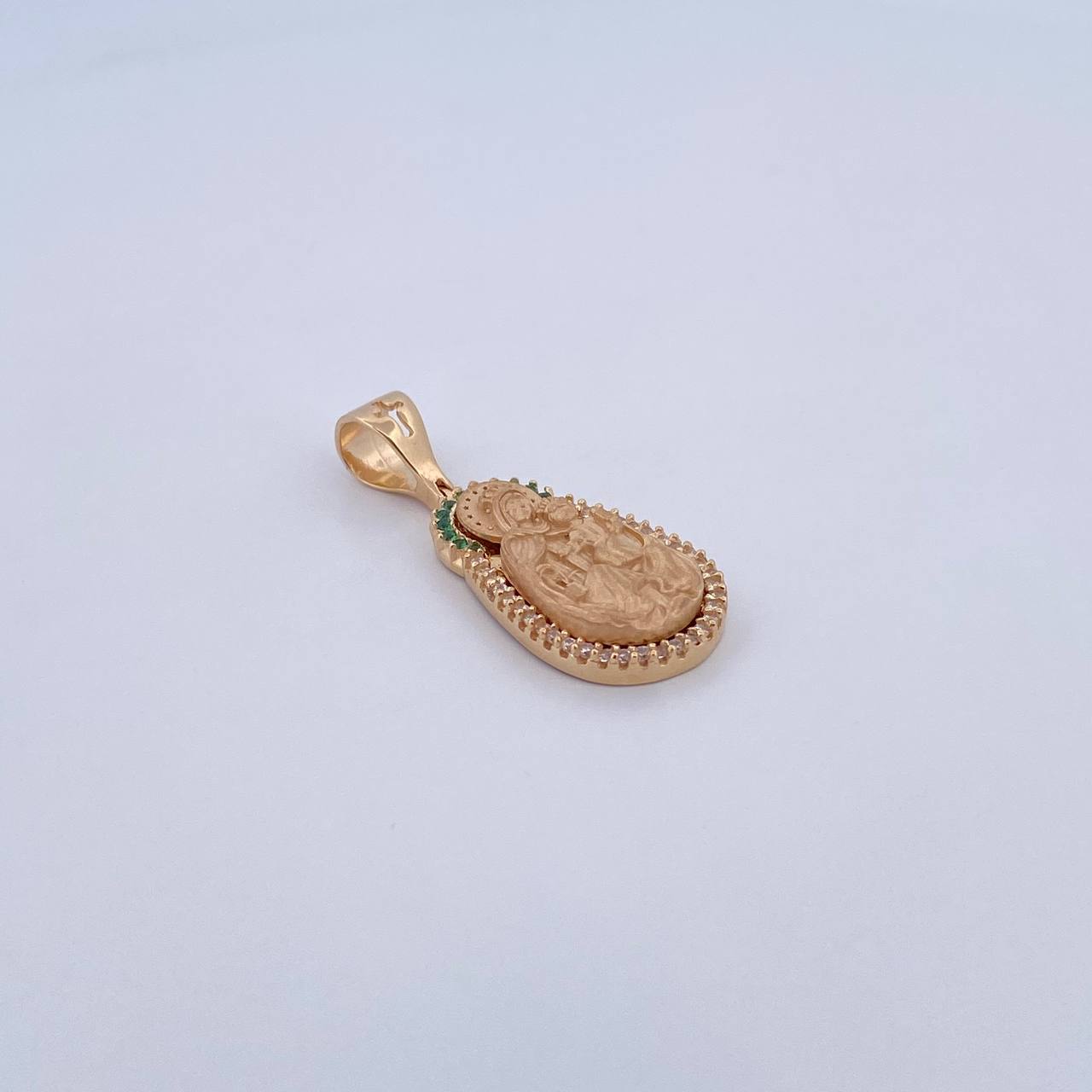 Dije Virgen Del Carmen 5.35gr / 3.2cm / Circones Verdes Blancos Oro Amarillo 18K &