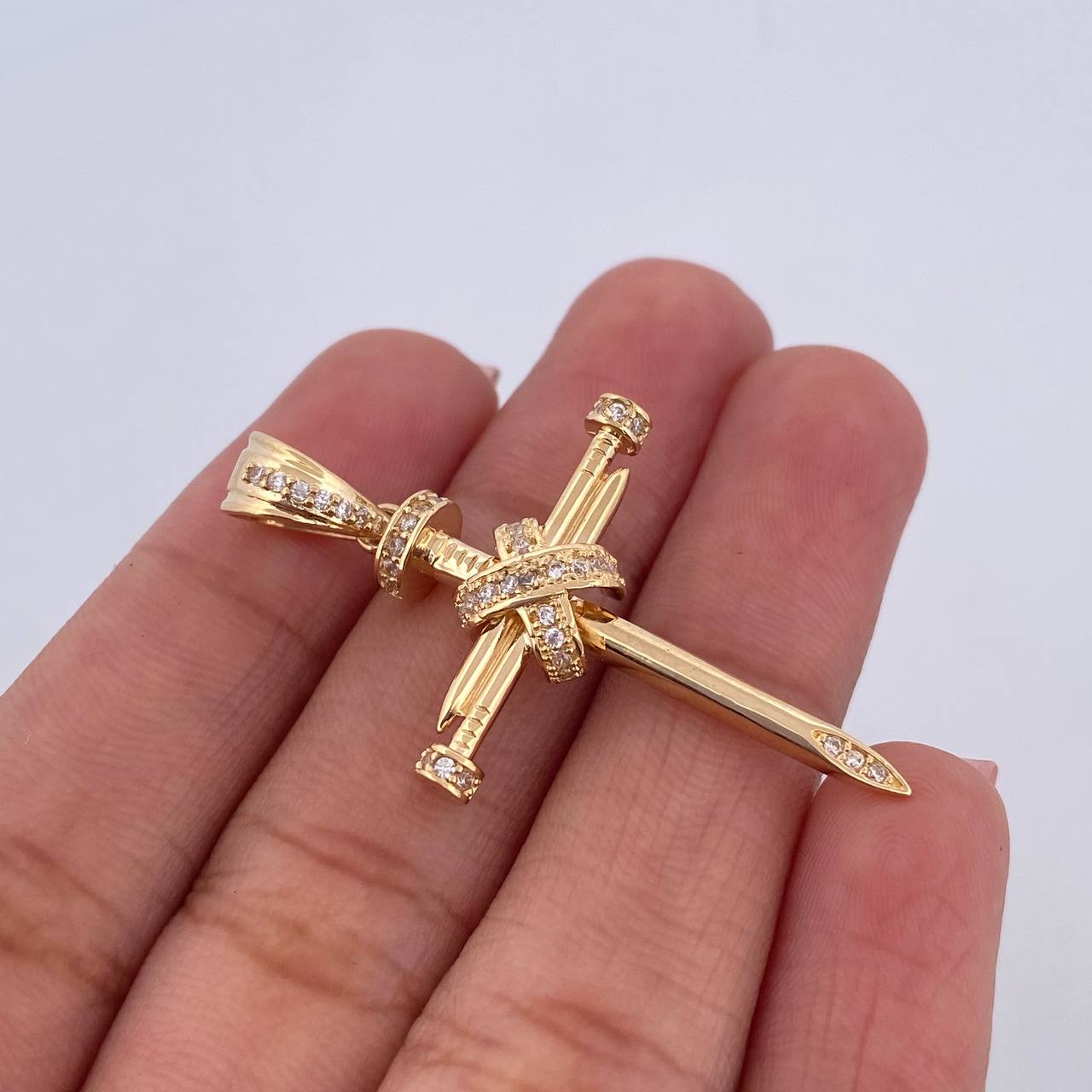 Dije Cruz Clavos Penitencia 3.65gr / 4cm / Circones Blancos Oro Amarillo 18K &