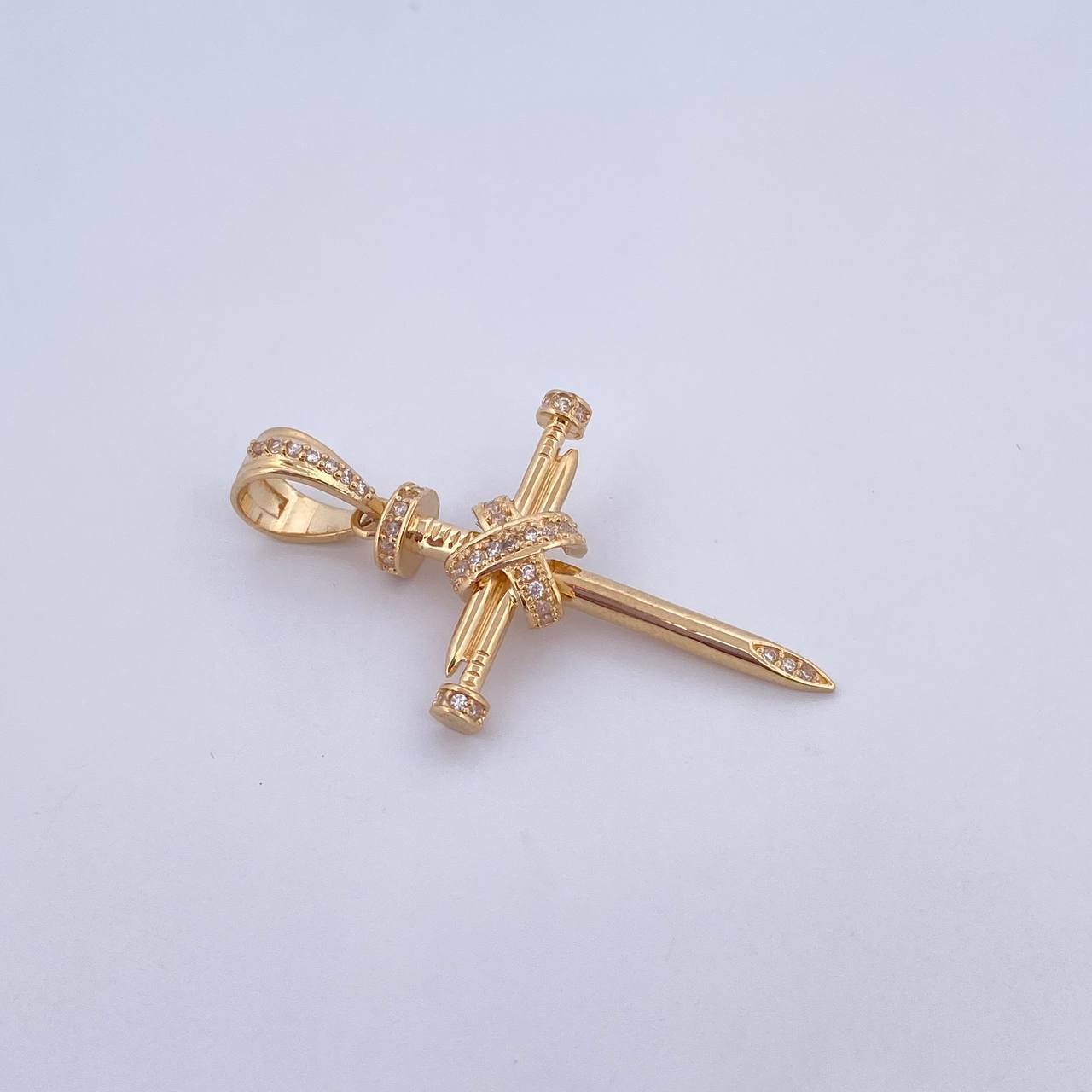 Dije Cruz Clavos Penitencia 3.65gr / 4cm / Circones Blancos Oro Amarillo 18K &