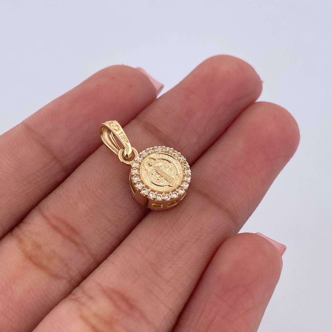 Dije San Benito 1.95gr / 1.8cm / Circones Blancos Oro Amarillo 18K &