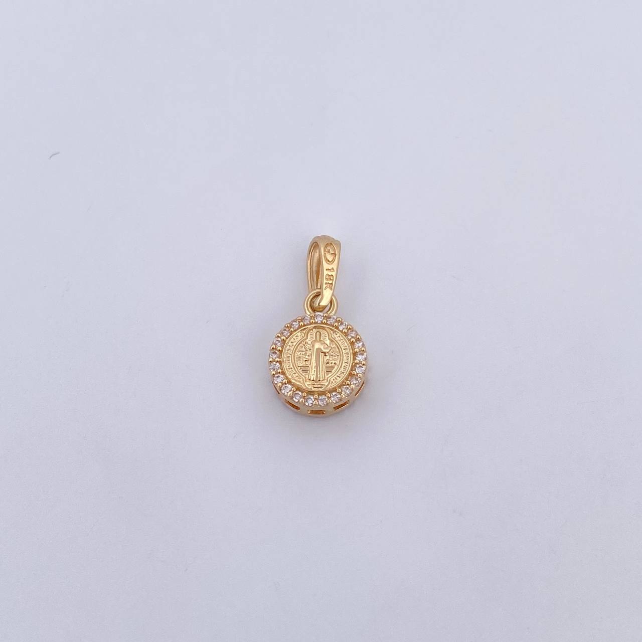 Dije San Benito 1.9gr / 1.8cm / Circones Blancos Oro Amarillo 18K &