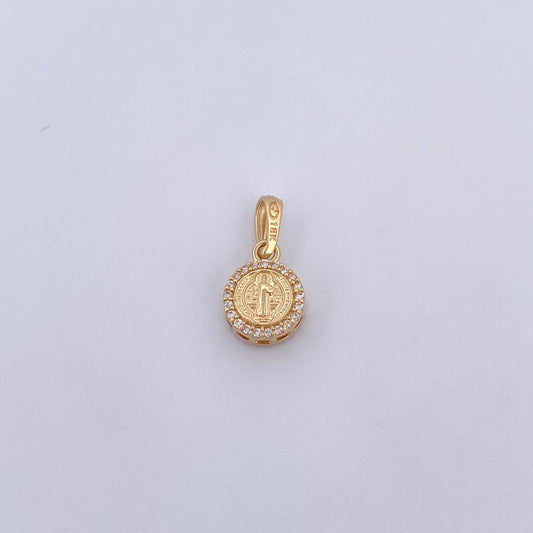 Dije San Benito 1.9gr / 1.8cm / Circones Blancos Oro Amarillo 18K &