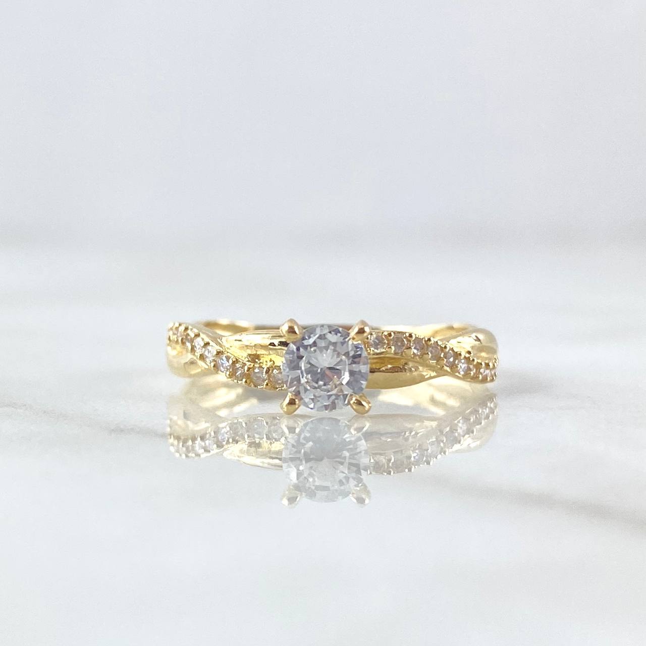 Anillo Solitario Trenzado 1.95gr / T6 1/2 / Circones Blancos Oro Amarillo 18K ©